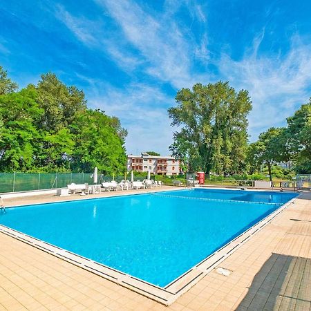 La Dolce Vita - Apartment With Shared Pool And Large Terrace Lido delle Nazioni Luaran gambar