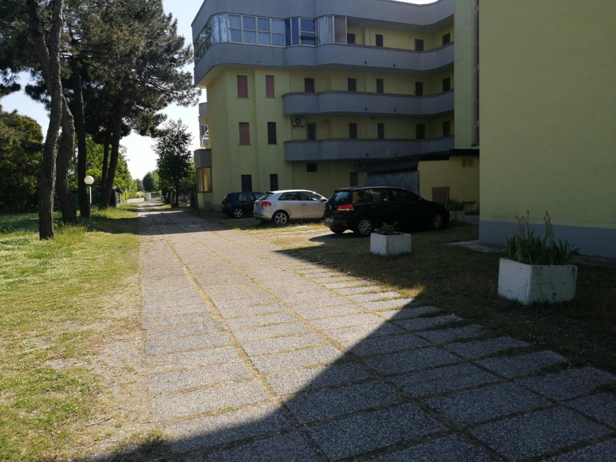 La Dolce Vita - Apartment With Shared Pool And Large Terrace Lido delle Nazioni Luaran gambar