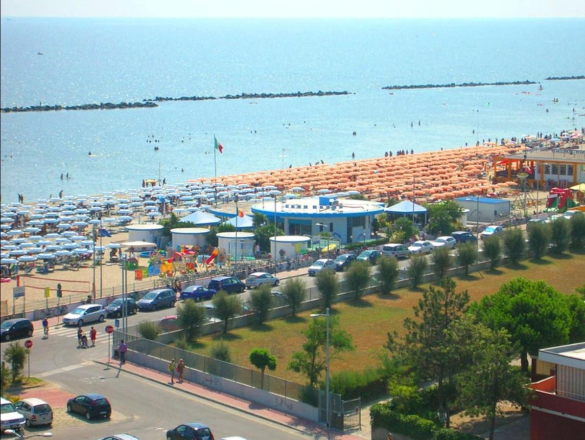 La Dolce Vita - Apartment With Shared Pool And Large Terrace Lido delle Nazioni Luaran gambar