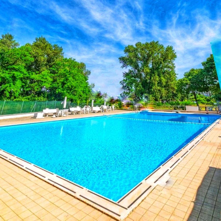 La Dolce Vita - Apartment With Shared Pool And Large Terrace Lido delle Nazioni Luaran gambar