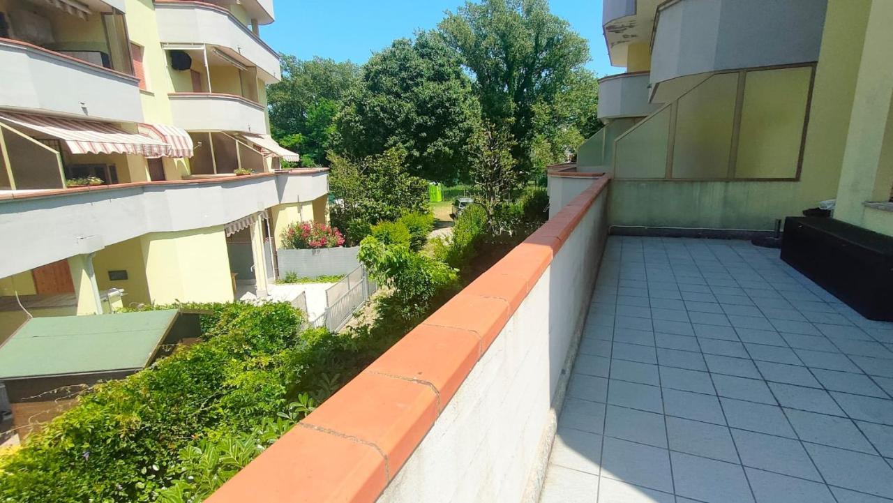 La Dolce Vita - Apartment With Shared Pool And Large Terrace Lido delle Nazioni Luaran gambar