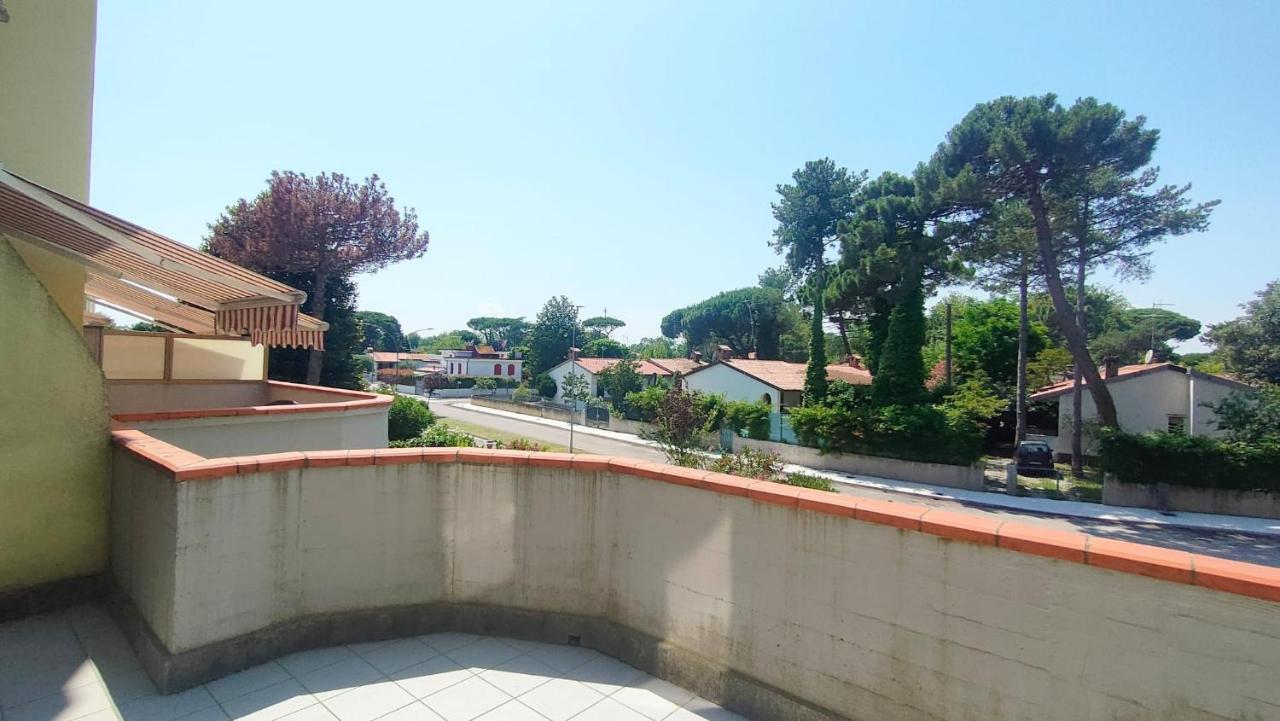 La Dolce Vita - Apartment With Shared Pool And Large Terrace Lido delle Nazioni Luaran gambar