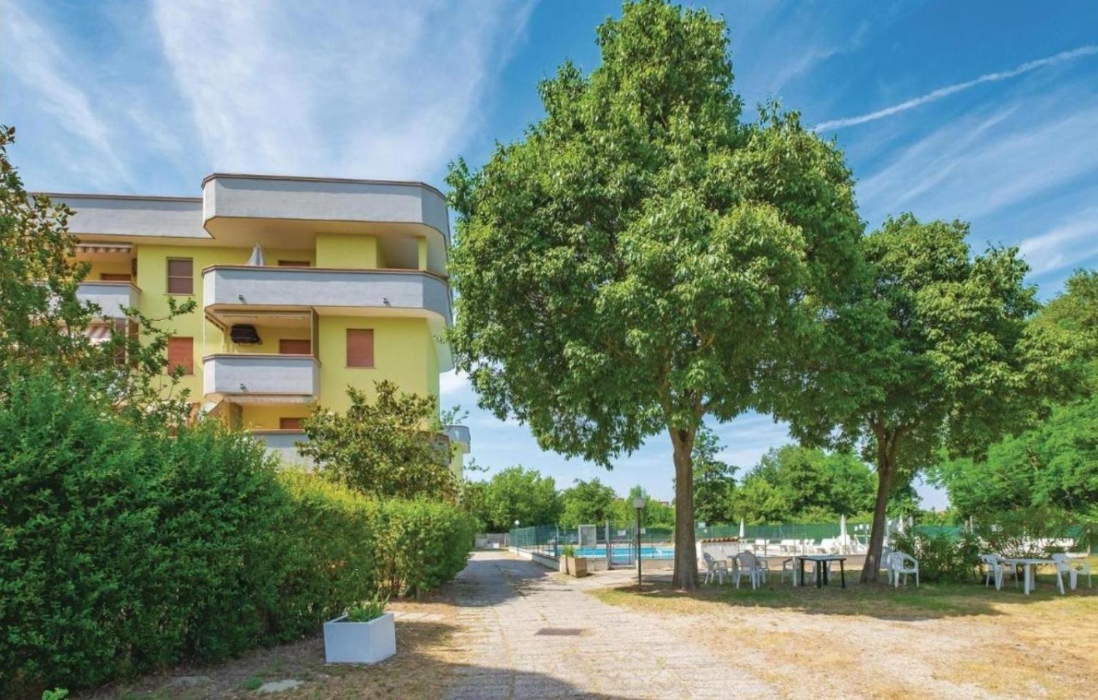 La Dolce Vita - Apartment With Shared Pool And Large Terrace Lido delle Nazioni Luaran gambar