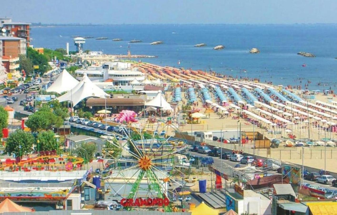 La Dolce Vita - Apartment With Shared Pool And Large Terrace Lido delle Nazioni Luaran gambar
